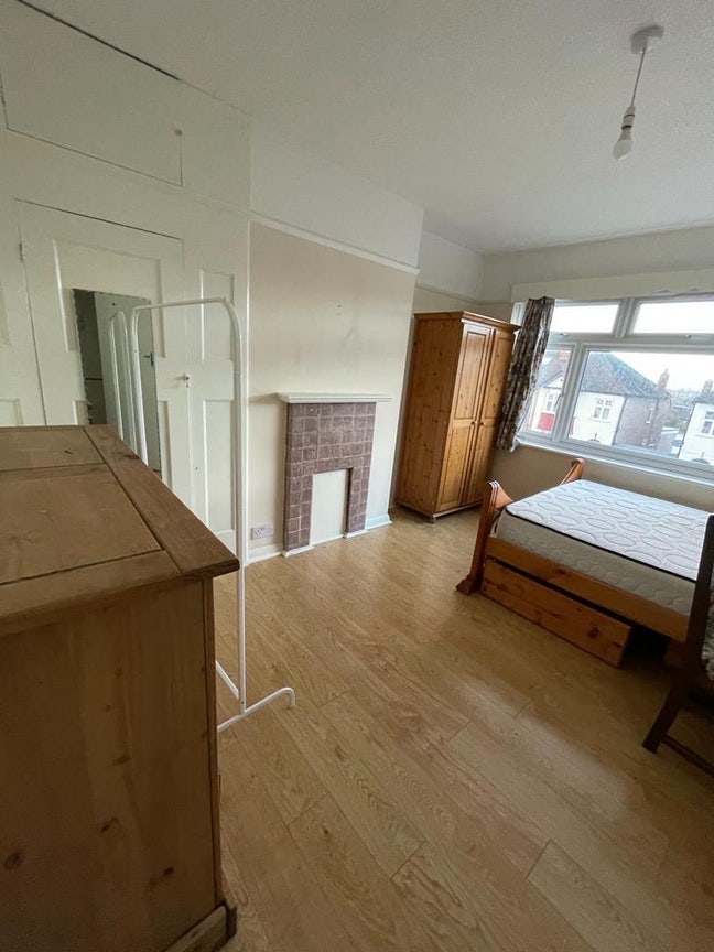 Large room in a quiet residential lewisham area  Main Photo