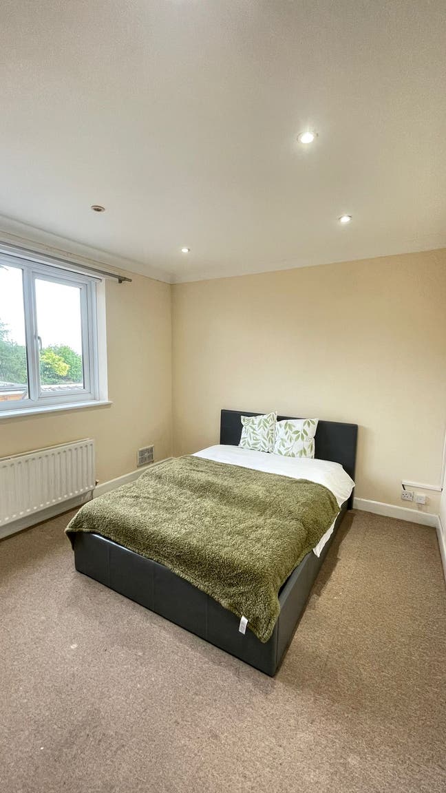 Spacious room in a shared flat Main Photo