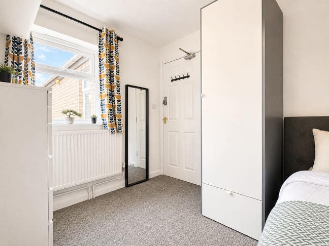 Modern Room Opposite Beautiful Park 🌳 Main Photo