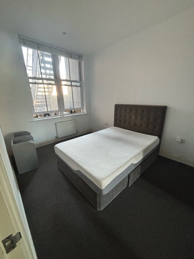 Spacious Double Room in Raynes Park  Main Photo