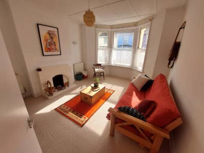 Sunny double room in newly refurbished flat Main Photo