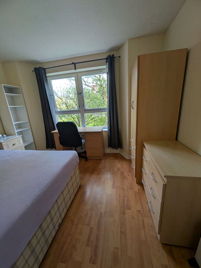 2 Rooms Available Now in 3-Bedroom Flat in West En Main Photo