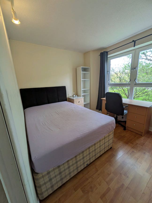 2 Rooms To Rent in a 3-Bedroom Flat in West End! Main Photo