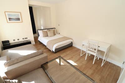 Xxl Rooms in a Modern Flat Next to Elizabeth Line! Main Photo
