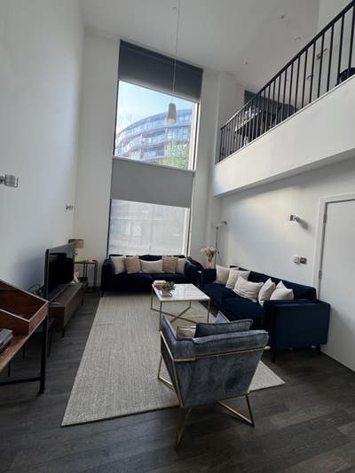 Modern Double Room in Easygoing House Share Main Photo
