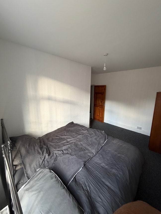 1 double bedroom available & 1 single  Main Photo