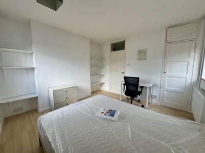 Comfortable Double Rooms in Kingston Hill Main Photo