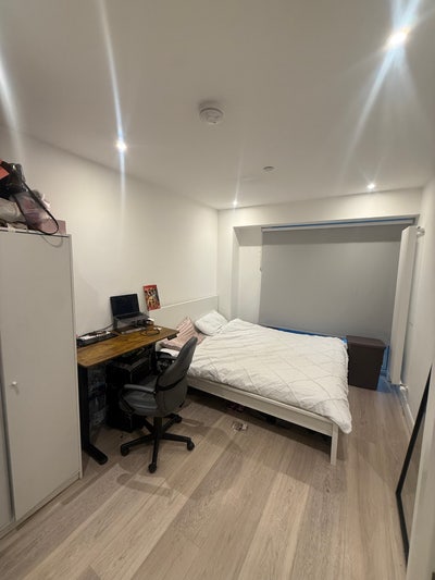En-Suite Double Bedroom with Balcony, Bills & Gym Main Photo