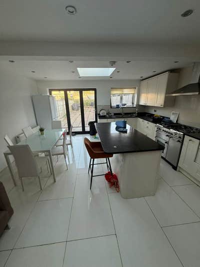 Luxury Newly Refurbished | 5-Bed house | IG1 Main Photo