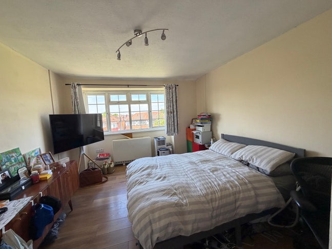 Spacious two double bed apartment in Cheam Main Photo