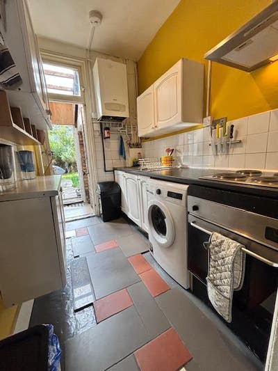 A spacious Double room, good location, near tube Main Photo