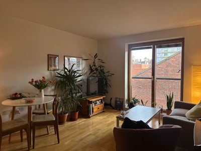 Bedroom with large bathroom & parking in city flat Main Photo