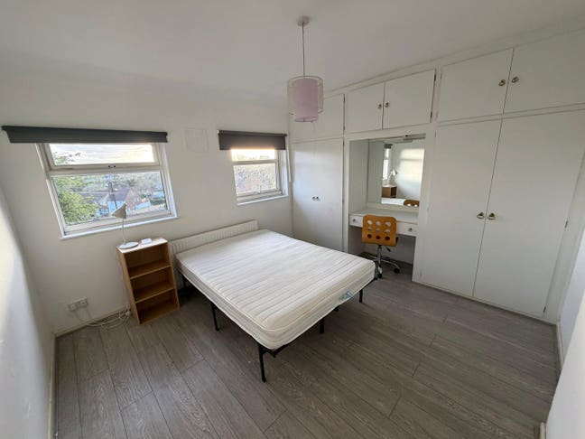 2 double bedrooms in a 4 bed house Main Photo