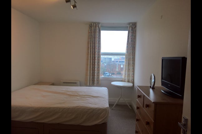 Double room in spacious Clapham Junction flat Main Photo