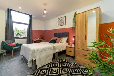 Stylish Ensuite | Bills Inc | Stockport Main Photo