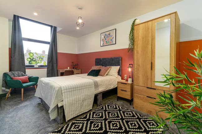 Stylish Ensuite | Bills Inc | Stockport Main Photo