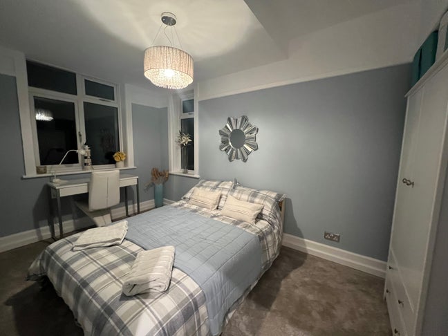 Quiet double room in luxury house Main Photo