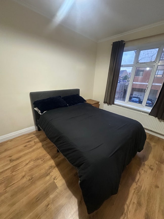  Double Room in Horsham , Springfield Road  Main Photo