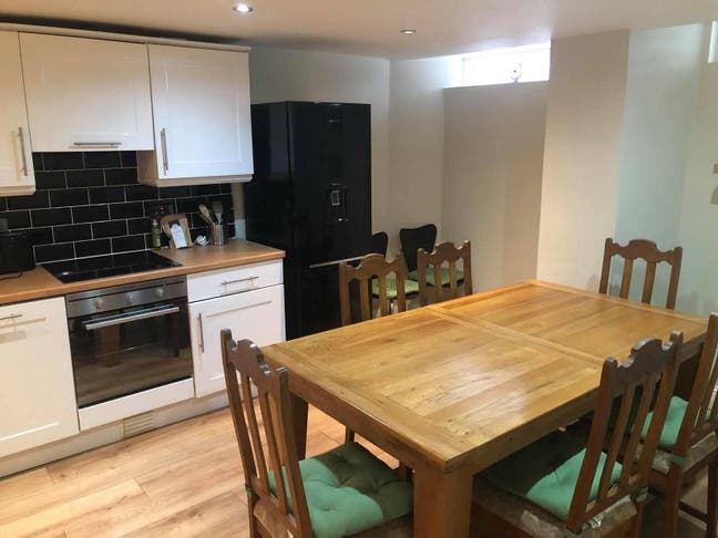 Double room in 3 bed flat in central location  Main Photo