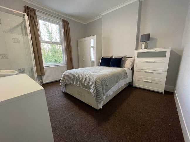Great Double Room with Shower - one person only! Main Photo