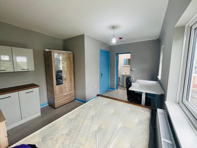 Large En-suite RoomCV4 -Close to Warwick Uni Main Photo