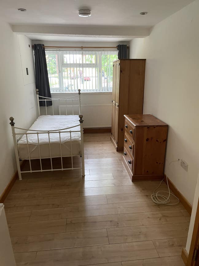 Bedroom in great location  Main Photo