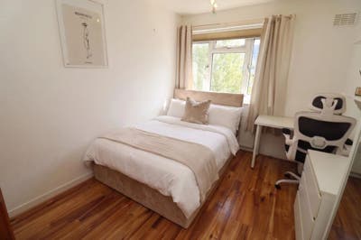 3 Rooms by Central Line, 10mins to Liverpool St. Main Photo