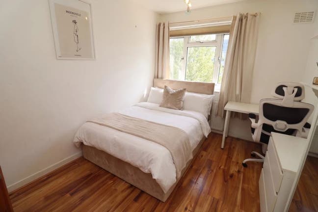 3 Rooms by Central Line, 10mins to Liverpool St. Main Photo