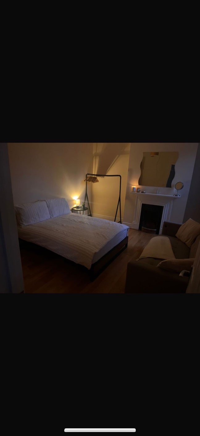 Mon-Friday large double room  Main Photo