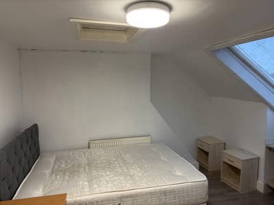 It’s double room clean with brand new double bed Main Photo