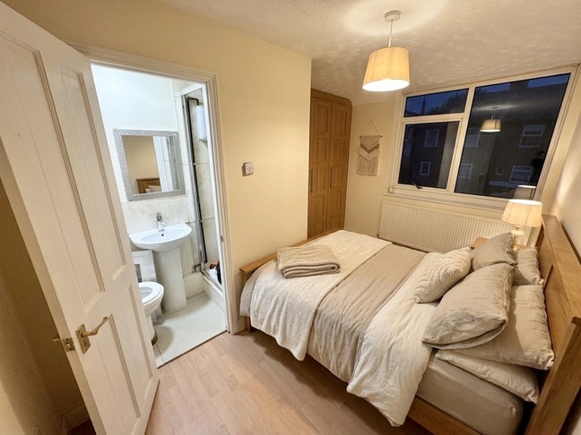 X2 Doubles + 3 En-Suites - 5Min to Dlr | Peaceful Main Photo