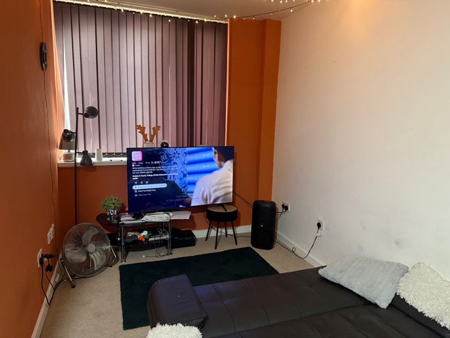 Room available in 2 bedroom pre occupied flat Main Photo