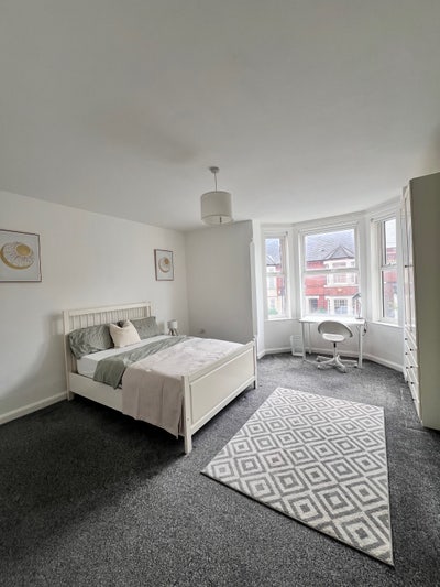 Room Available in 5 Bed Shared Professional House  Main Photo