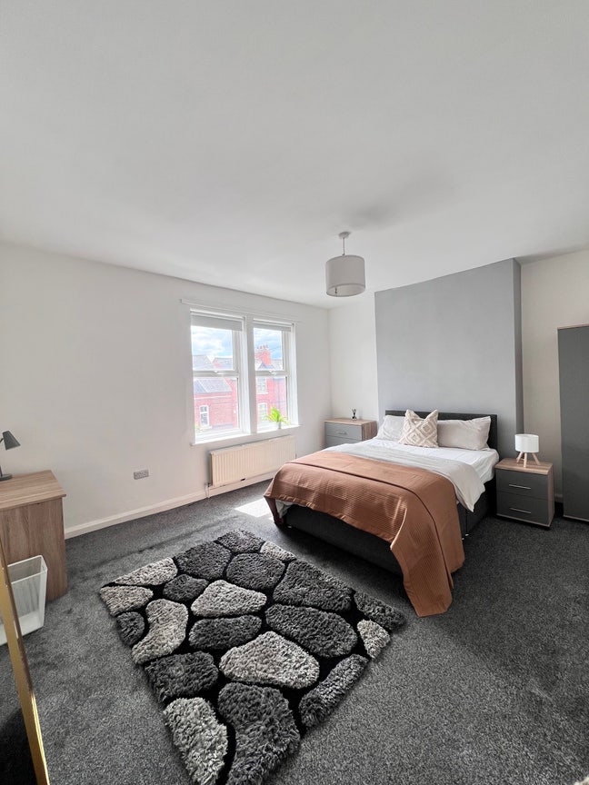 Room Available in 5 Bed Shared Professional House  Main Photo