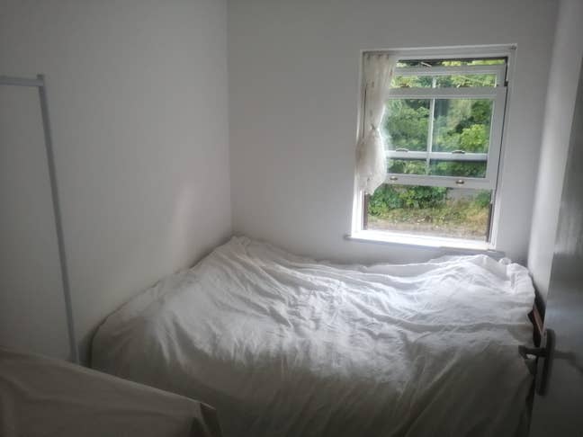 Single RM,double bed,white walls,grey carpet,pine  Main Photo