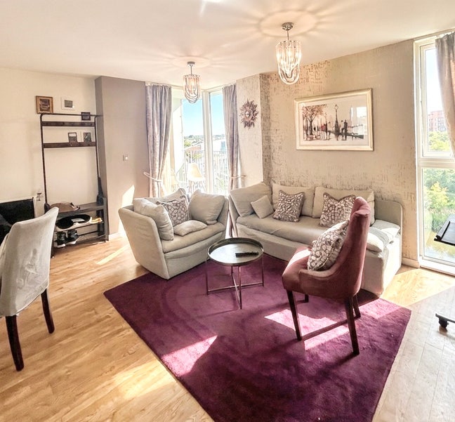 Modern 1 Bed Flat with parking in Colidale Main Photo