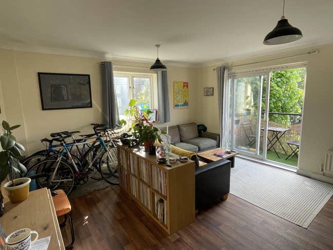 Double room by Hackney Downs - available June Main Photo