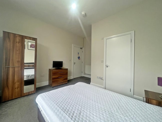 Room with En-Suite, Parker Street Warrington Main Photo