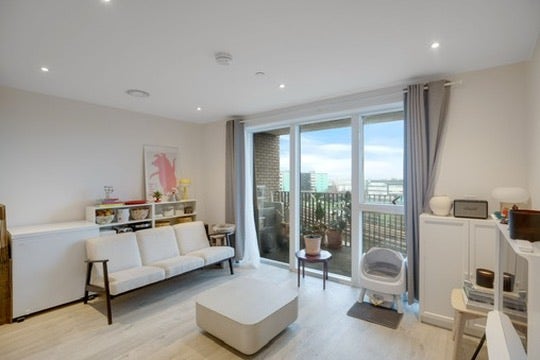 Deluxe rooms w/river view & terrace in Royal Docks Main Photo