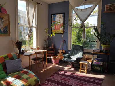 Light airy room in creative communal house Main Photo