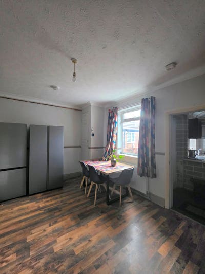A Double Furnished Bedroom in Shirebrook, NG20 8BS Main Photo
