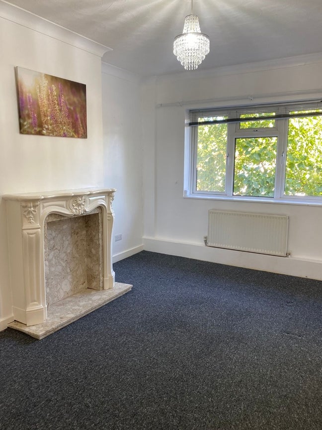 Spacious 1–2 Bedroom Flat with Private Terrace – H Main Photo