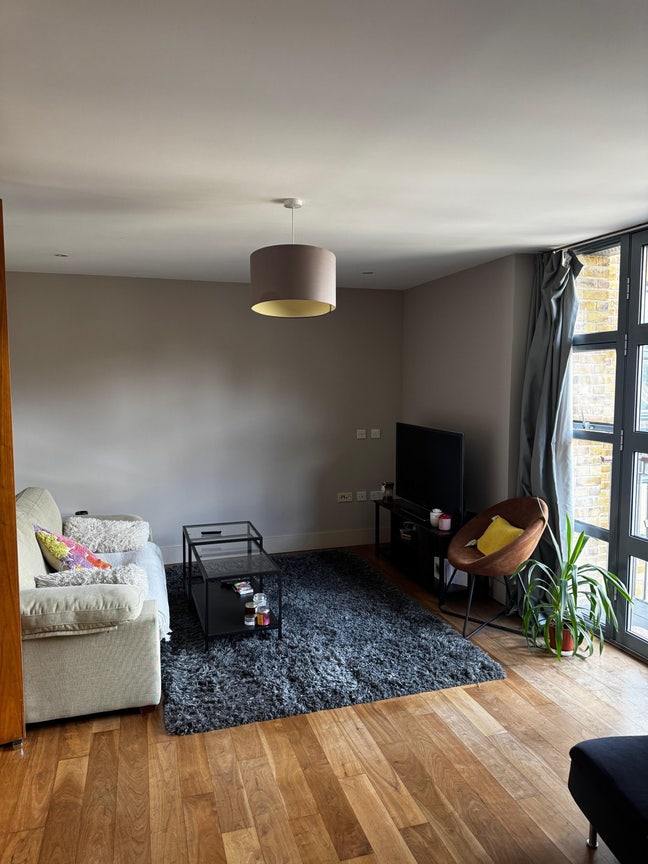 1 double bed near nine elms station! Main Photo