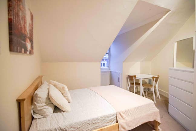 Top floor DBL, lots of storage, Holland Park Main Photo