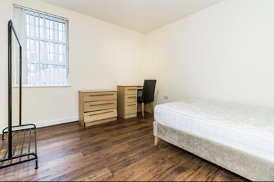 Double bedroom in cosy flat Main Photo