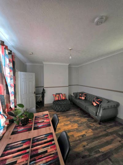A Double Furnished Bedroom in Shirebrook, NG20 8BS Main Photo