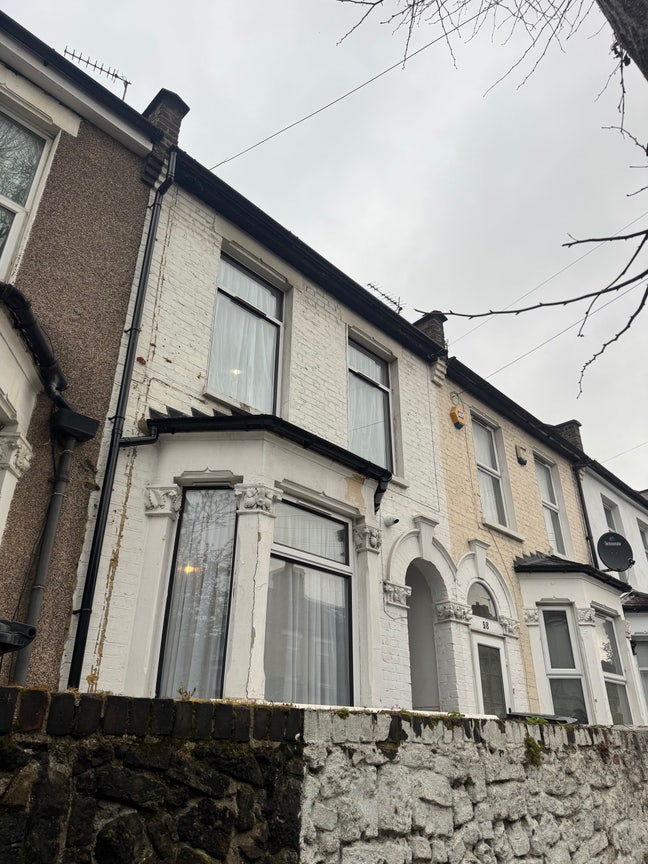 Great 4 bedroom house next to the station Main Photo