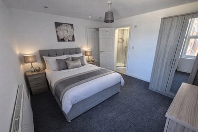 🚨  Double En Suite / Off Street Parking! 🚨  Main Photo