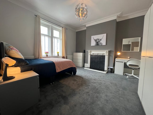 Large Double room in six bed house share Main Photo