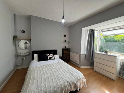 Large Room with own sink / Close to City Centre Main Photo